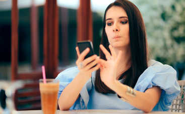 ТОП-5 психологических причин высыпаний на лице: объясняет дерматолог