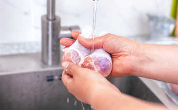 Британские ученые объяснили, почему нельзя мыть курицу перед приготовлением