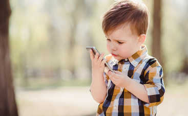 Ребенок, выпавший из окна, провисел 15 минут на карнизе