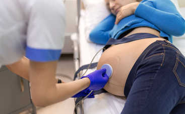 Женщина забеременела дважды за неделю и родила тройню