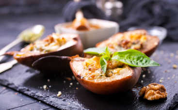 Как запечь груши: оригинальный рецепт с изюмом и орехами