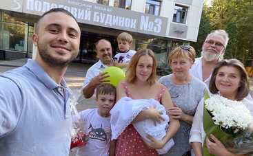 Счастливая мама Alyosha рассказала о новорожденной дочери