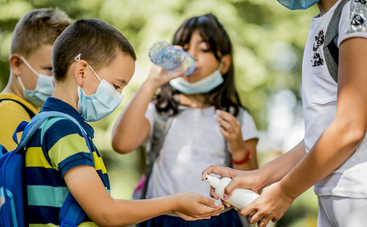 Британским школьникам угрожает отчисление за шутки о коронавирусе