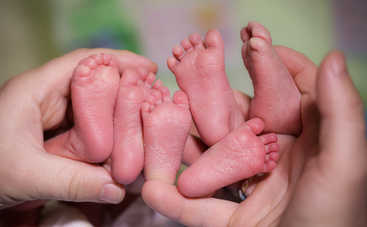 Женщина узнала о беременности во время схваток и родила тройню