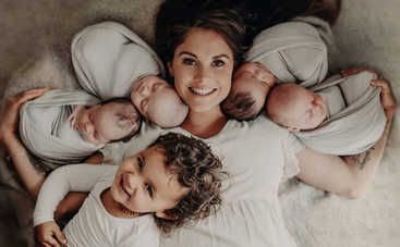 Без фотошопа: храбрая мама четверняшек показала живот спустя 2 месяца после родов