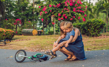 Ребенок упал и расплакался: как реагировать родителю?