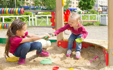 Ребенок не хочет делиться: что можно и нельзя делать родителям