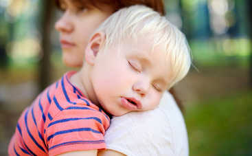 Как отучить ребенка от рук