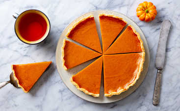Рецепты на Хэллоуин-2020: мягкий пирог с орехами и тыквенной начинкой