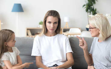 ТОП-5 непрошенных советов бабушек, которые бесят молодых родителей