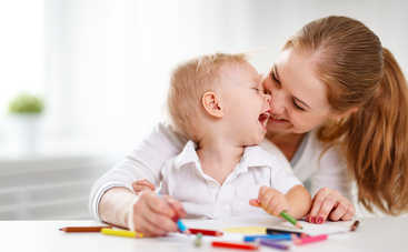 Как младенец выражает свою любовь к маме в разном возрасте