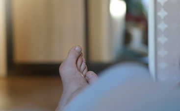 Почему нельзя спать ногами к дверям?