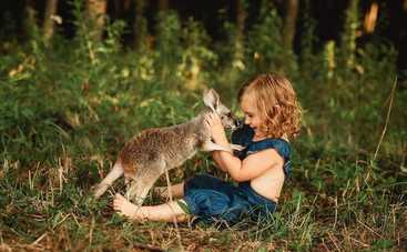Снимки, наполненные теплотой: фотограф показала, как дети дружат с животными