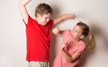 Что делать, если ребенок проявляет свою симпатию через агрессию