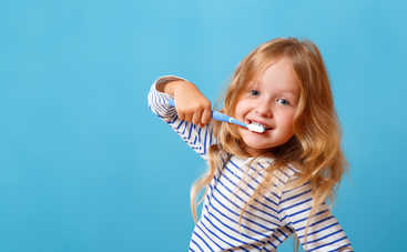 Приучаем ребенка чистить зубы: 5 способов, которые работают