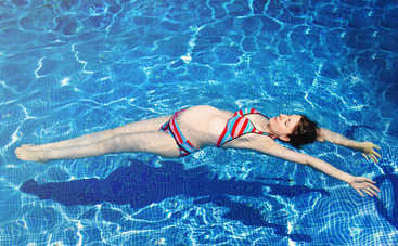 Как правильно плавать во время беременности?