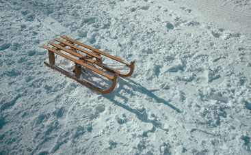 11-летний мальчик трагически погиб под Харьковом, съезжая с крутой горки на санках