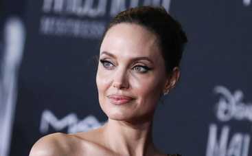 Дочь Анджелины Джоли, мечтающая стать мальчиком, полностью сбрила волосы (фото)