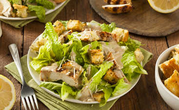 Салат Цезарь на Новый год: готовим вкусную закуску правильно