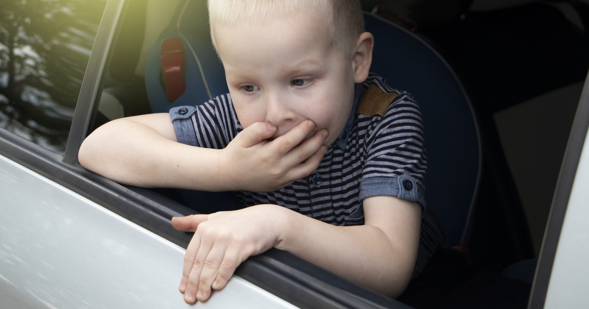 Ребенка вырвало в машине. Укачивание в автомобиле. Ребенка укачивает в транспорте. Ребенка укачивает в машине. Ребенка вырвало в машине.