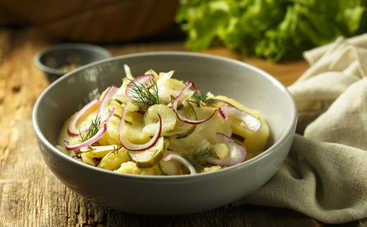 Зимний картофельный салат для всей семьи: два варианта приготовления (рецепт)