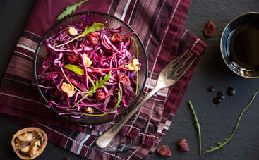 Салат из капусты и морковки с экзотической заправкой: рецепт для всей семьи