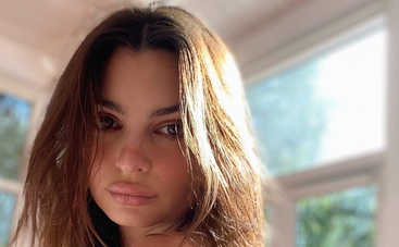 Эмили Ратаковски позировала в соблазнительном купальнике на 8 месяце беременности (фото)