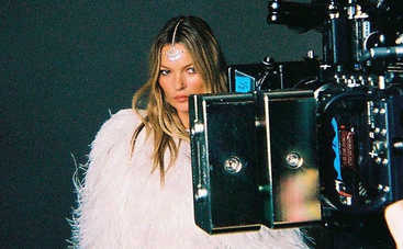 Кейт Мосс вывела на подиум в Париже свою 18-летнюю дочь: публика в фуроре