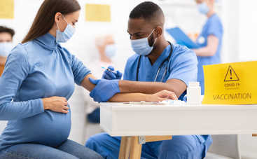 ВОЗ разрешила вакцинировать против коронавируса беременных