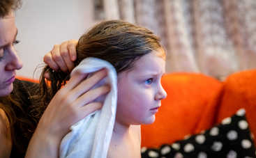 5 причин высушивать ребенку мокрые волосы перед сном