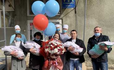 Женщину, которая на Рождество родила четверых детишек, выписали из больницы