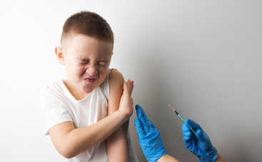 Прививка от школы: невакцинированным детям запретили посещать учебные заведения