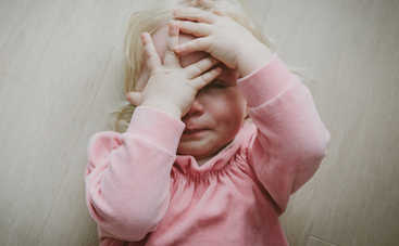 Ребенок бьется головой: что делать? Советы невролога