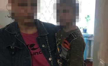 В Черкассах из окна чуть не выпал мальчик, пока его мама торговала собой