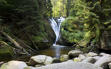 Новая жертва селфи: на Львовщине у водопада погиб ученик 6 класса