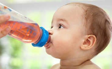 6 напитков, которые нельзя давать ребенку до года