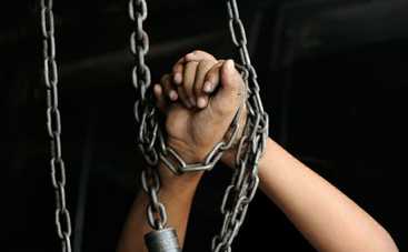 Ребенок на цепи: отчим приковал 7-летнего пасынка к батарее