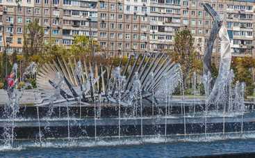 Медики сутки спасали мальчика, который упал в фонтан в Днепре