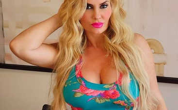 "Буду это делать, пока ей не надоест": модель Playboy кормит грудью 5-летнюю дочку