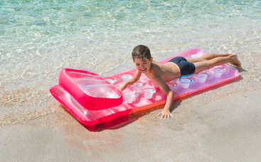 Трагедия на море: отца и сына унесло на матрасе, ребенок погиб