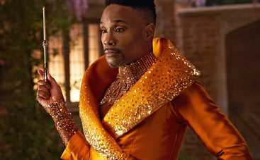 Шлейф и крылья: фей-крестная Билли Портер шокировал  луком на премьере «Золушки»