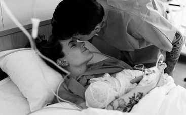 «Разрывает от любви»: певица MamaRika показала фото родов