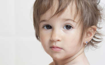 Когда и как безопасно прокалывать уши ребенку? Ответ доктора Комаровского