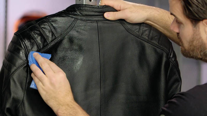 Бежевая куртка из замши: виды материала и как чистить?