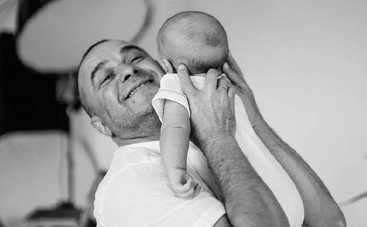 Виктор Павлик впервые показал лицо 4-месячного сына Миши - фото