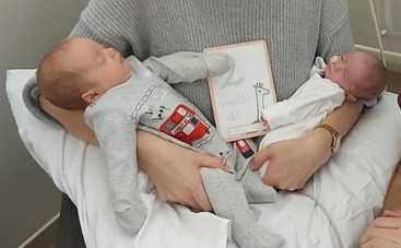 Женщина забеременела во время беременности и родила двойню