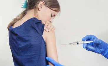 Прививка от COVID-19: МОЗ одобрил массовую вакцинацию детей