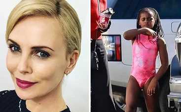 Мама не против: сын Шарлиз Терон носит платья и розовые бикини