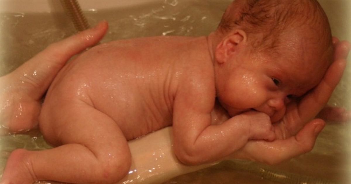 Первый день купания. Купание новорожденного ребенка. Пуканье новорожденного. Купание новорожденного мальчика. Первое купание новорожденного.