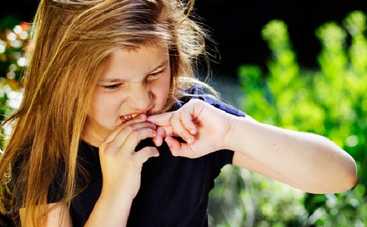 Почему дети грызут ногти